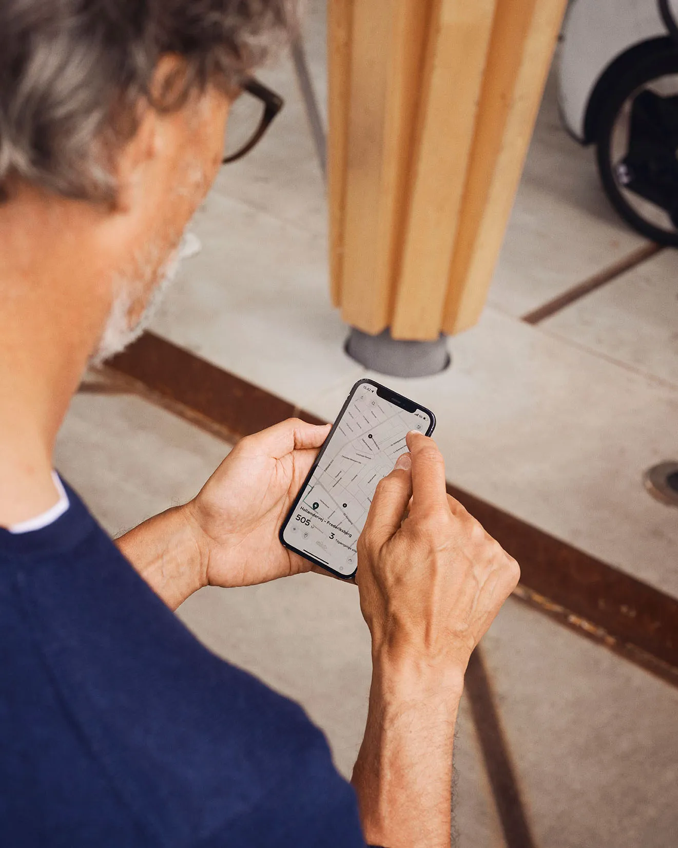 Mand der bruger Clever app